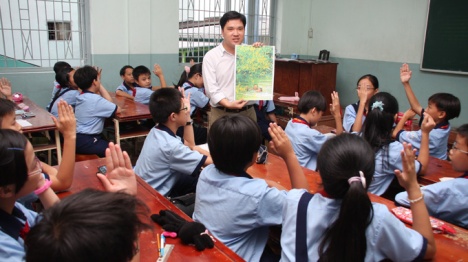 Thầy Trần Tuấn Anh trong một tiết dạy môn giáo dục công dân cho học sinh lớp 6/1 - Ảnh: Như Hùng