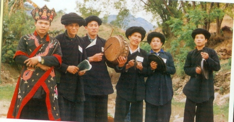 Thầy cúng và đàn nhạc trong sinh hoạt tôn giáo của người Dao.