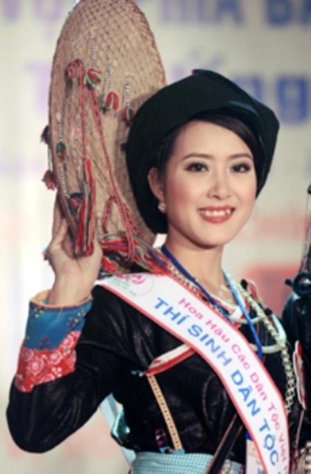 Sơn nữ Giáy, Thàn Thị Châm, trong một cuộc thi Hoa Hậu Dân Tộc.