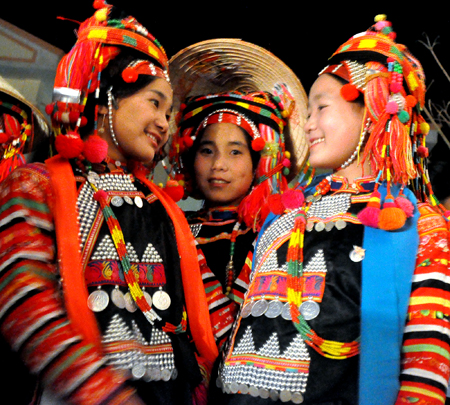 Các thiếu nữ dân tộc Hà Nhì trong trang phục truyền thống.