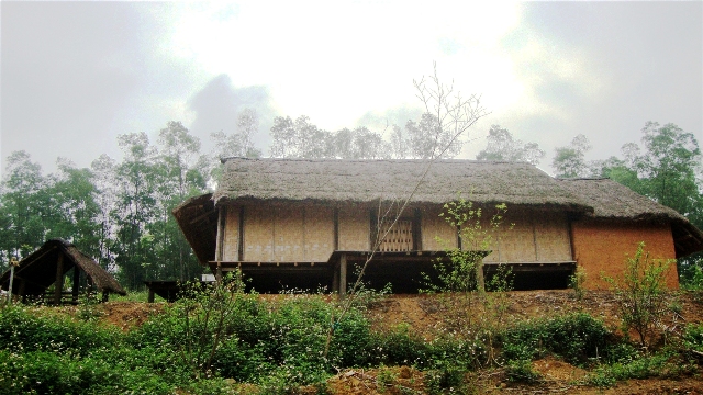 Nhà sàn truyền thống của người La Chí ở làng văn hóa.