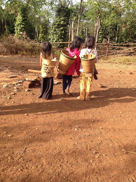 1/ Ảnh ba em nhỏ con của những người phong ở Làng Phung Ea – Lân _ Yale, chiều trên đường đi chăn bò về.
