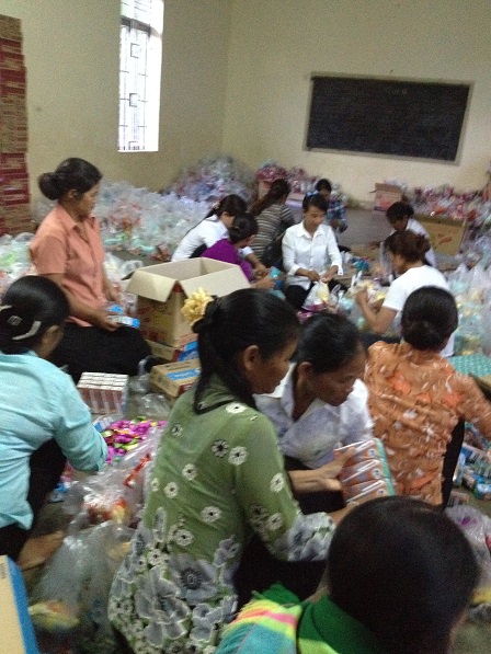 Các mẹ trong giáo xứ Buôn Hằng gói quà chuẩn bị cho ngày Quốc tế thiếu nhi ở Buôn Làng.