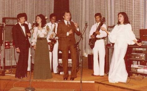 Ca sĩ Cathy Huệ_Từ trái sang phải - Jo Marcel, Thanh Lan, Elvis Phương, Cathy Huệ tại Dancing Club Majestic, Nouméa (Tân Đảo), Nouvelle-Calédonie thuộc Pháp ngày 24-12-1974.